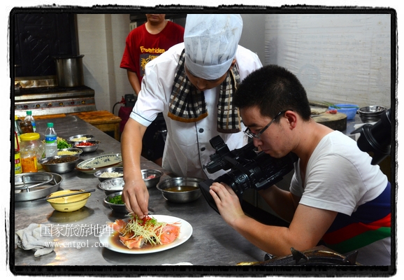 此次攝制組通過拍攝婺源代表名菜糊豆腐、粉蒸肉、荷包紅魚、賽鵝頸及地方小吃清明果、灰汁果、糯米子糕等來詮釋婺源美食經(jīng)典，展示婺源食文化，打造獨(dú)屬婺源的美食符號(hào)。