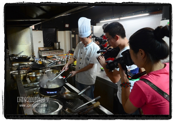 此次攝制組通過拍攝婺源代表名菜糊豆腐、粉蒸肉、荷包紅魚、賽鵝頸及地方小吃清明果、灰汁果、糯米子糕等來詮釋婺源美食經(jīng)典，展示婺源食文化，打造獨(dú)屬婺源的美食符號(hào)。