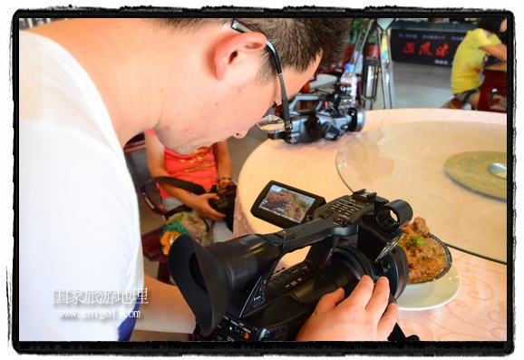 此次攝制組通過拍攝婺源代表名菜糊豆腐、粉蒸肉、荷包紅魚、賽鵝頸及地方小吃清明果、灰汁果、糯米子糕等來詮釋婺源美食經(jīng)典，展示婺源食文化，打造獨(dú)屬婺源的美食符號(hào)。