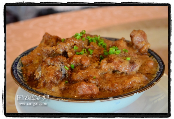 此次攝制組通過拍攝婺源代表名菜糊豆腐、粉蒸肉、荷包紅魚、賽鵝頸及地方小吃清明果、灰汁果、糯米子糕等來詮釋婺源美食經(jīng)典，展示婺源食文化，打造獨(dú)屬婺源的美食符號(hào)。