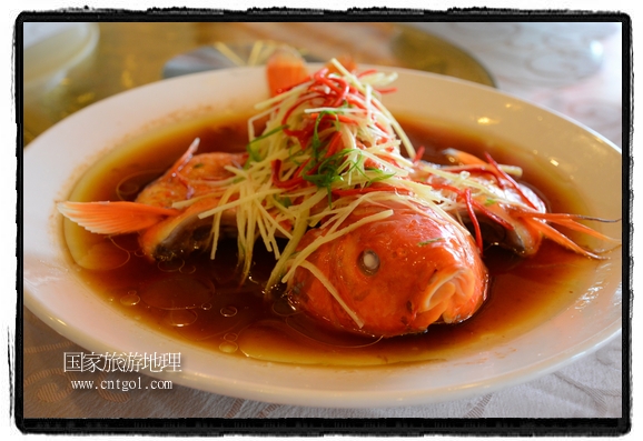 此次攝制組通過拍攝婺源代表名菜糊豆腐、粉蒸肉、荷包紅魚、賽鵝頸及地方小吃清明果、灰汁果、糯米子糕等來詮釋婺源美食經(jīng)典，展示婺源食文化，打造獨(dú)屬婺源的美食符號(hào)。