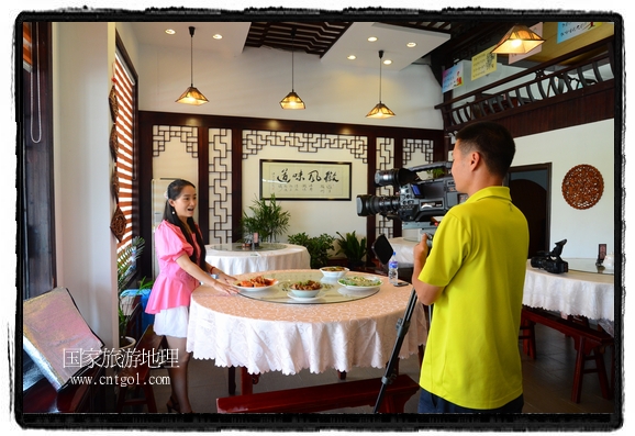 此次攝制組通過拍攝婺源代表名菜糊豆腐、粉蒸肉、荷包紅魚、賽鵝頸及地方小吃清明果、灰汁果、糯米子糕等來詮釋婺源美食經(jīng)典，展示婺源食文化，打造獨(dú)屬婺源的美食符號(hào)。