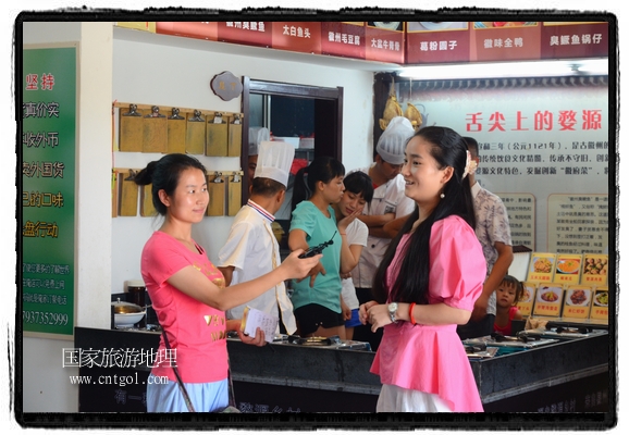 此次攝制組通過拍攝婺源代表名菜糊豆腐、粉蒸肉、荷包紅魚、賽鵝頸及地方小吃清明果、灰汁果、糯米子糕等來詮釋婺源美食經(jīng)典，展示婺源食文化，打造獨(dú)屬婺源的美食符號(hào)。