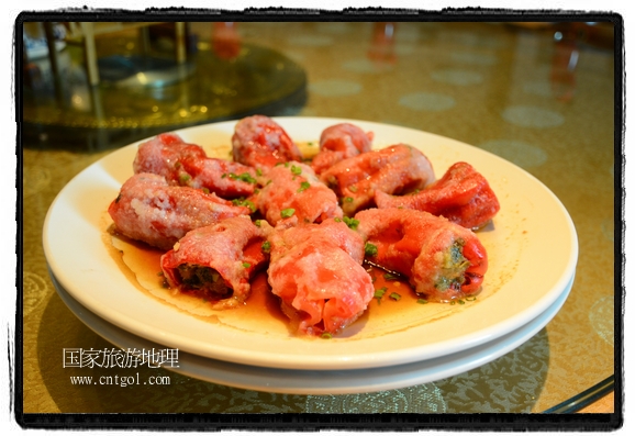 此次攝制組通過拍攝婺源代表名菜糊豆腐、粉蒸肉、荷包紅魚、賽鵝頸及地方小吃清明果、灰汁果、糯米子糕等來詮釋婺源美食經(jīng)典，展示婺源食文化，打造獨(dú)屬婺源的美食符號(hào)。