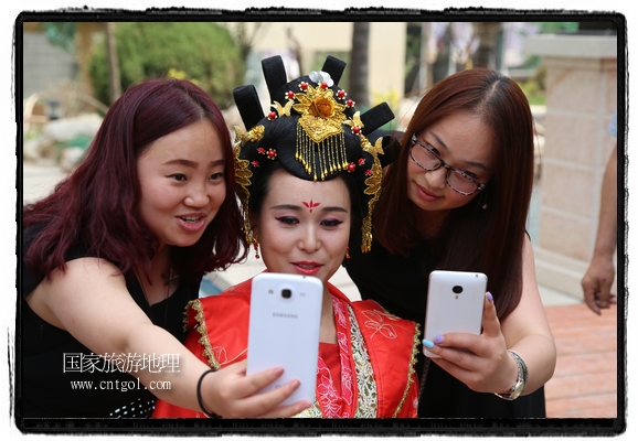 6月19日，端午節(jié)的前一天，甘肅平涼市崆峒區(qū)南山公園澳廈麗灣小區(qū)“邀請”唐朝被譽為四大美女之一的“楊貴妃”前來與市民見面，共度“端午佳節(jié)”。期間，“貴妃娘娘”由一名解說人員做向導，與小區(qū)居民一同游玩、賞景、互敬酒水、合影留念，并現場贈送大人小孩粽子、香包和糖果。