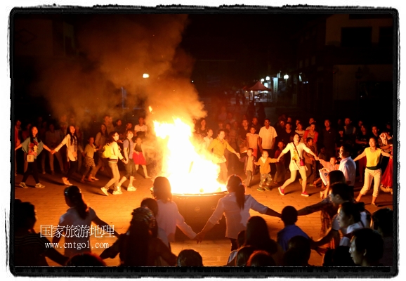 甘肅平?jīng)鍪嗅轻脊沛?zhèn)舉辦了篝火晚會，1000余名市民參與其中，大家載歌載舞，在歡快熱鬧的氣氛中為每一位父親送祝福。父親節(jié)（Father's Day），顧名思義是感恩父親的節(jié)日。約始于二十世紀(jì)初，起源于美國，現(xiàn)已廣泛流傳于世界各地，節(jié)日日期因地域而存在差異。