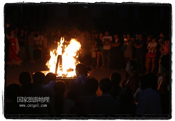 甘肅平?jīng)鍪嗅轻脊沛?zhèn)舉辦了篝火晚會，1000余名市民參與其中，大家載歌載舞，在歡快熱鬧的氣氛中為每一位父親送祝福。父親節(jié)（Father's Day），顧名思義是感恩父親的節(jié)日。約始于二十世紀(jì)初，起源于美國，現(xiàn)已廣泛流傳于世界各地，節(jié)日日期因地域而存在差異。