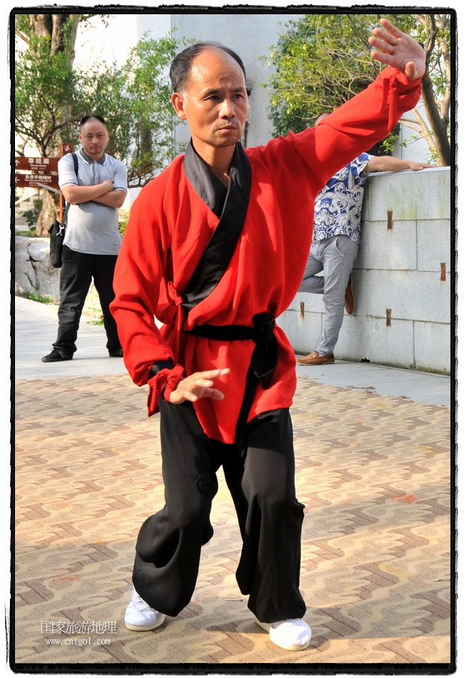 6月20日，小朋友們和中國(guó)武術(shù)愛(ài)好者們?cè)诮魇℃脑纯h熹園景區(qū)表演中國(guó)傳統(tǒng)的中國(guó)武術(shù)功夫，吸引許多游人前來(lái)駐足觀看。當(dāng)日是中國(guó)傳統(tǒng)的端午節(jié)，江西省婺源縣的中國(guó)武術(shù)愛(ài)好者們通過(guò)表演中國(guó)武術(shù)功夫，打太極，表演了少林棍、硬氣功、自選拳等少林寺功夫，讓孩子們從小學(xué)習(xí)中國(guó)武術(shù)，傳承中國(guó)武德，感受先人過(guò)端午的氛圍。