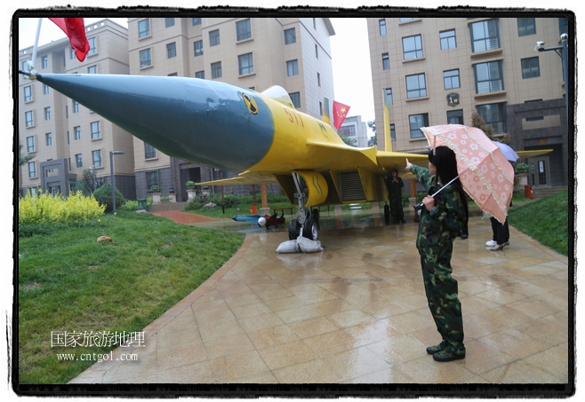小區(qū)突然出現(xiàn)“飛機(jī)坦克”，其中殲15艦載戰(zhàn)斗機(jī)一架、99式主戰(zhàn)坦克一輛、武直-10武裝直升機(jī)一架，吸引了眾多市民雨中圍觀、合影。