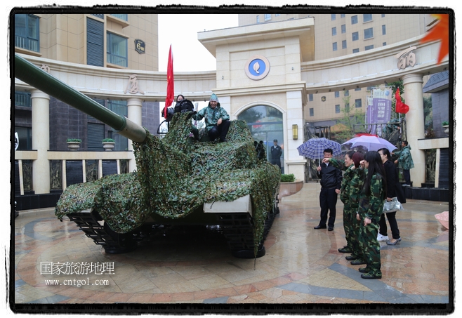 小區(qū)突然出現(xiàn)“飛機(jī)坦克”，其中殲15艦載戰(zhàn)斗機(jī)一架、99式主戰(zhàn)坦克一輛、武直-10武裝直升機(jī)一架，吸引了眾多市民雨中圍觀、合影。