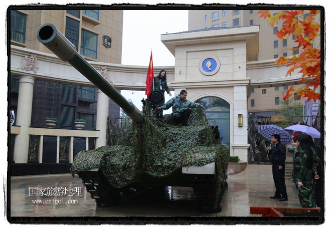 小區(qū)突然出現(xiàn)“飛機(jī)坦克”，其中殲15艦載戰(zhàn)斗機(jī)一架、99式主戰(zhàn)坦克一輛、武直-10武裝直升機(jī)一架，吸引了眾多市民雨中圍觀、合影。