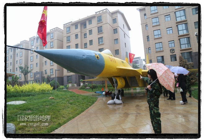 小區(qū)突然出現(xiàn)“飛機(jī)坦克”，其中殲15艦載戰(zhàn)斗機(jī)一架、99式主戰(zhàn)坦克一輛、武直-10武裝直升機(jī)一架，吸引了眾多市民雨中圍觀、合影。