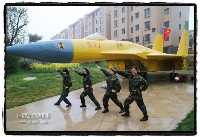 小區(qū)突然出現(xiàn)“飛機(jī)坦克”，其中殲15艦載戰(zhàn)斗機(jī)一架、99式主戰(zhàn)坦克一輛、武直-10武裝直升機(jī)一架，吸引了眾多市民雨中圍觀、合影。