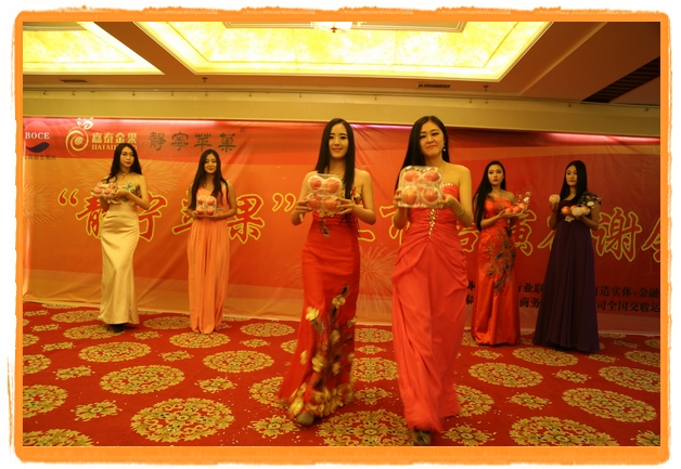 甘肅平?jīng)觯好铨g妹子表演T臺(tái)秀 不秀身材秀“金果”(圖)