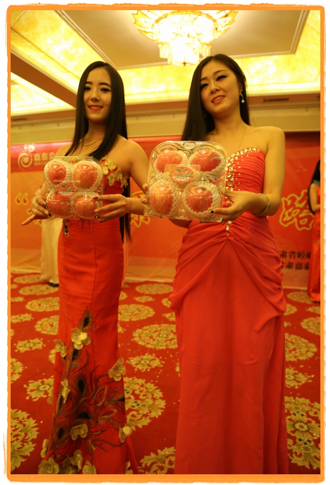 甘肅平?jīng)觯好铨g妹子表演T臺(tái)秀 不秀身材秀“金果”(圖)