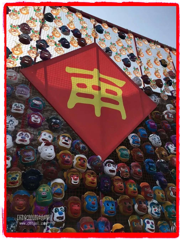 中國規(guī)模最大的猴面具彩繪在南潯古鎮(zhèn)展示。猴子真是今年最紅的動物。 