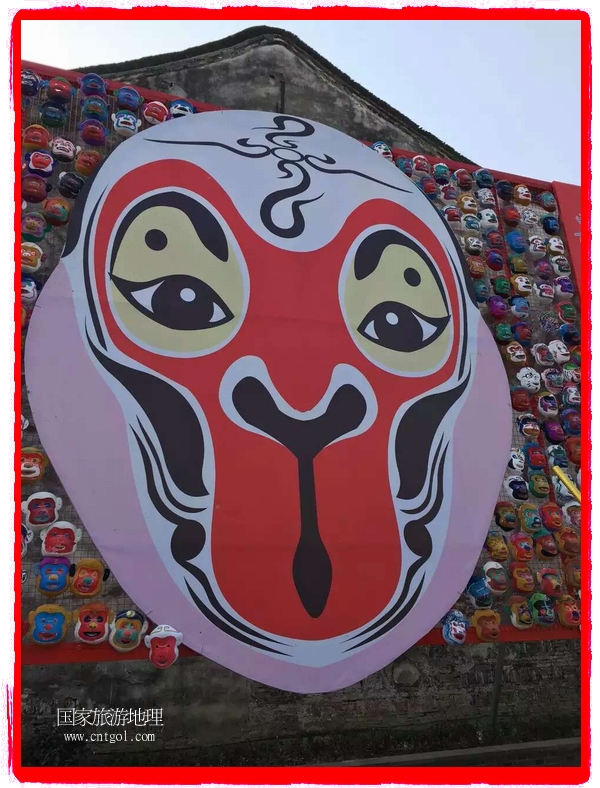 中國規(guī)模最大的猴面具彩繪在南潯古鎮(zhèn)展示。猴子真是今年最紅的動物。 