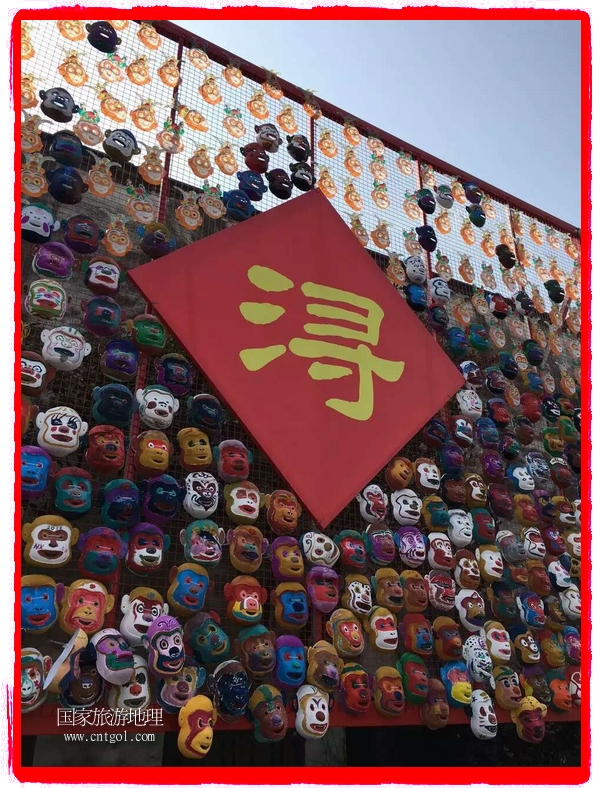 中國規(guī)模最大的猴面具彩繪在南潯古鎮(zhèn)展示。猴子真是今年最紅的動物。 