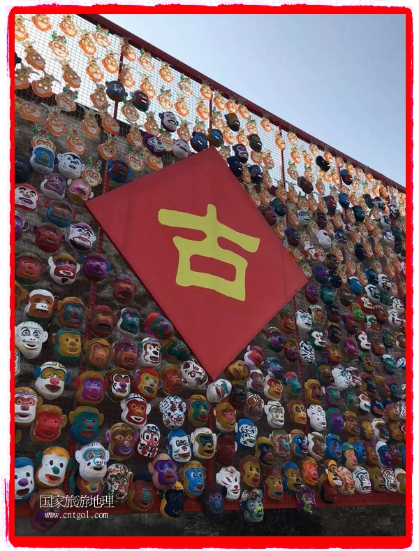 中國規(guī)模最大的猴面具彩繪在南潯古鎮(zhèn)展示。猴子真是今年最紅的動物。 