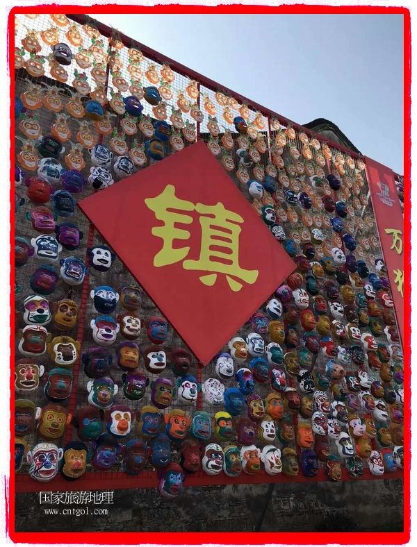 中國規(guī)模最大的猴面具彩繪在南潯古鎮(zhèn)展示。猴子真是今年最紅的動物。 