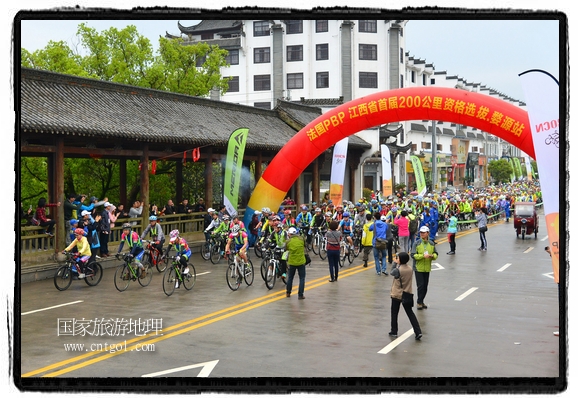 來自江西、安徽、浙江、福建等省市近千名選手參加了比賽，婺源賽道沿途的秀美風(fēng)光和徽派古村落，給參賽選手留下美好的印象。