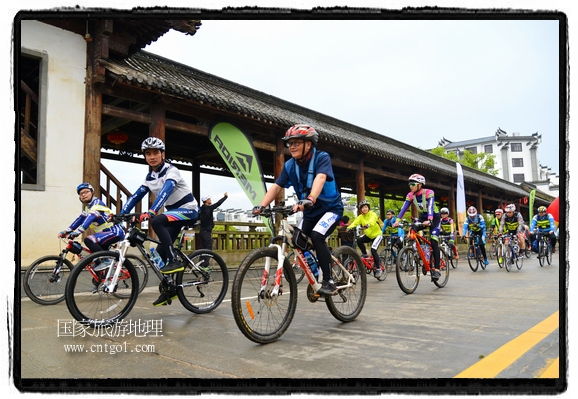 來自江西、安徽、浙江、福建等省市近千名選手參加了比賽，婺源賽道沿途的秀美風(fēng)光和徽派古村落，給參賽選手留下美好的印象。