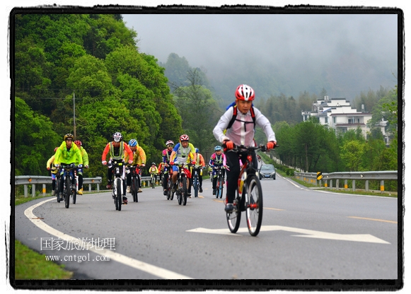 來自江西、安徽、浙江、福建等省市近千名選手參加了比賽，婺源賽道沿途的秀美風(fēng)光和徽派古村落，給參賽選手留下美好的印象。