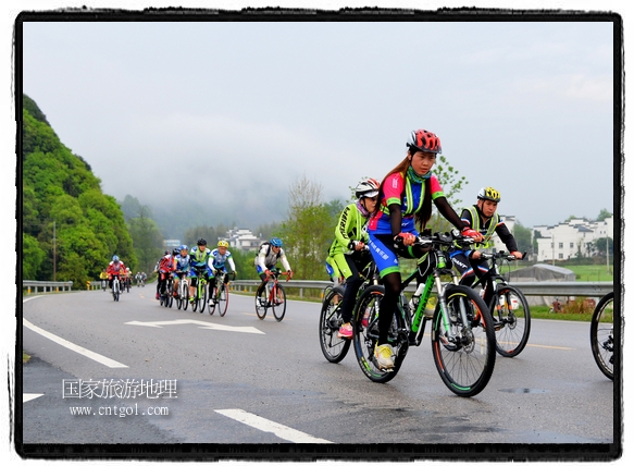 來自江西、安徽、浙江、福建等省市近千名選手參加了比賽，婺源賽道沿途的秀美風(fēng)光和徽派古村落，給參賽選手留下美好的印象。