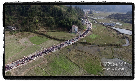 1700桌合攏宴，總長3.7公里，10380人同桌就餐，創(chuàng)歷史之最